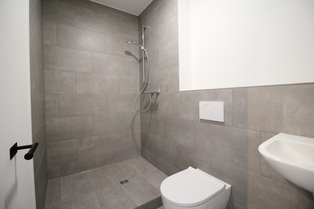 Große Dusche - APARO_1_1ZKB