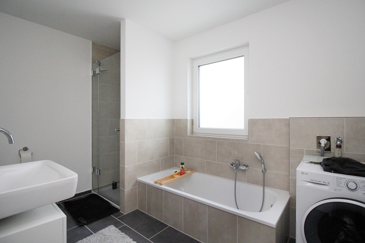 Tageslichtbad mit Badewanne und Dusche - 809-3_6 Tageslichtbad mit Badewanne und Dusche - 809-3_6